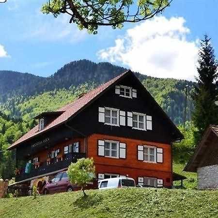 Smucarska Koca Bed and Breakfast Kotlje Esterno foto
