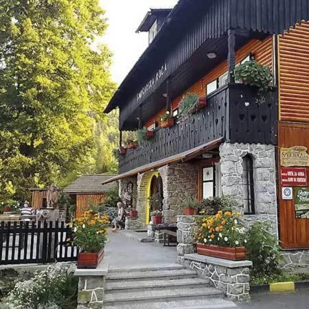 Smucarska Koca Bed and Breakfast Kotlje Esterno foto
